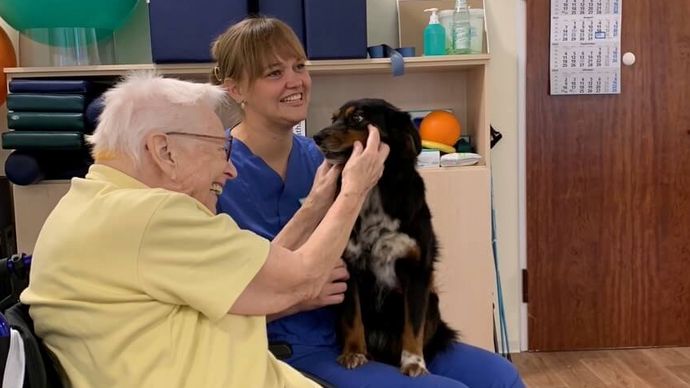 Tiergestützte Therapie mit Patientin