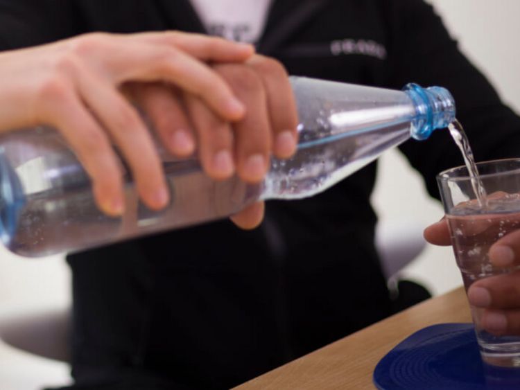 Wasser einschenken lernen