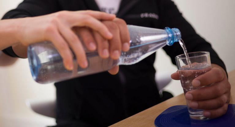 Wasser einschenken lernen