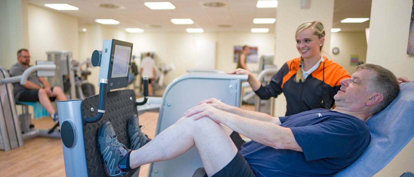 Patient trainiert an der Beinpresse