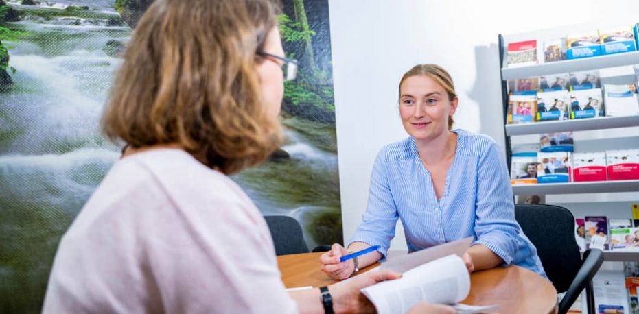 Sozialdienstmitarbeiterin berät Patientin