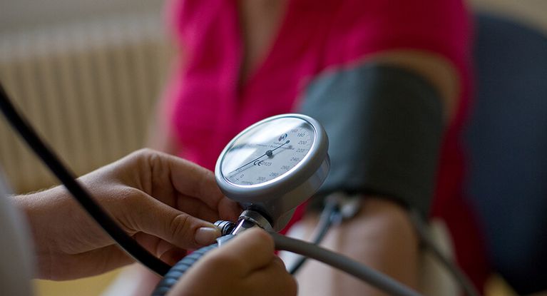 Blutdruckmessung Pflegekraft misst Blutdruck