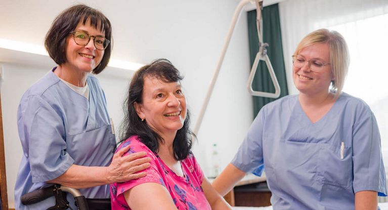 Pflegefachkräfte mit Patientin