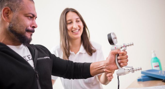 Patient kräftigt seine Hand in der Therapie