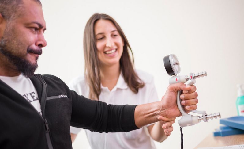 Patient kräftigt seine Hand in der Therapie
