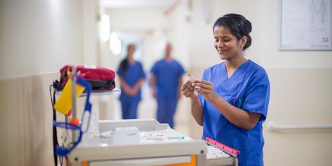 Pflegekraft bei der Arbeit Pflegekraft