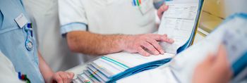 Pflegekräfte prüfen Patientenakten