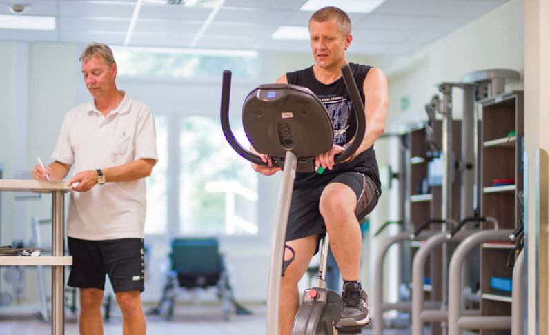 Patient trainiert auf einem Ergometer