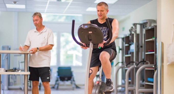 Patient trainiert auf einem Ergometer