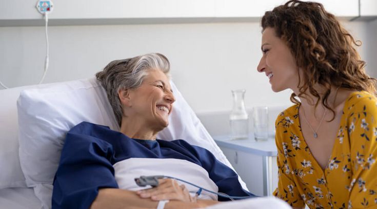 Tochter besucht Mutter im Krankenhaus