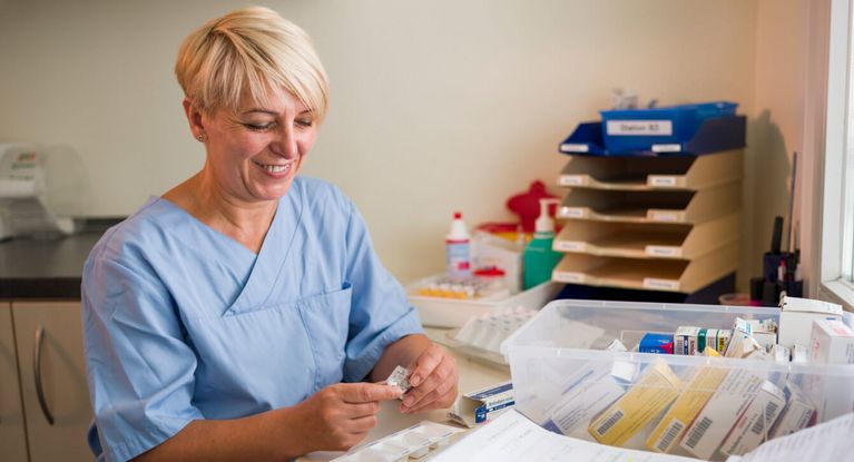 Pflegekraft bereitet Medikamente vor