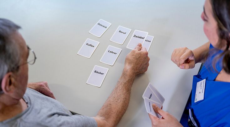 Logopädin unterrichtet Patienten in der Sprachtherapie