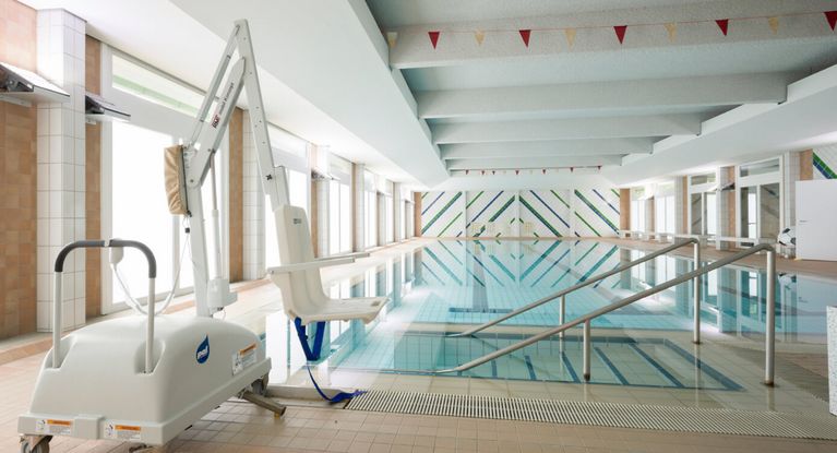 Schwimmbad mit Lifter