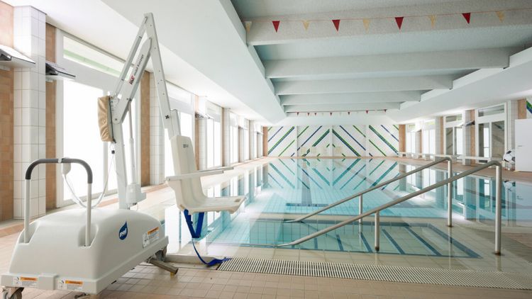Schwimmbad mit Lifter